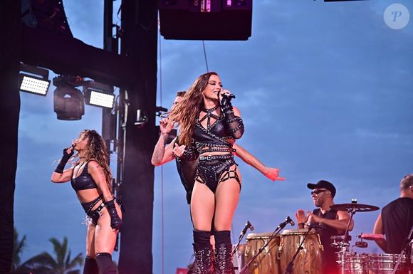 Anitta comandou mais um ensaio de Carnaval no Rio de Janeiro