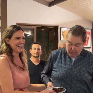 Faustão retribuiu o carinho com um beijo
