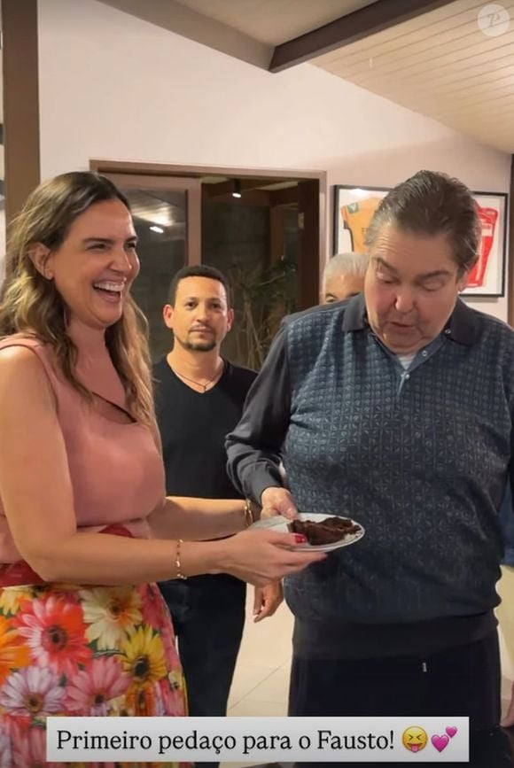 Faustão retribuiu o carinho com um beijo