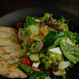 Salada de rúcula com frango é proteica e super potente