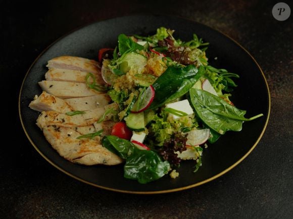 Salada de rúcula com frango é proteica e super potente