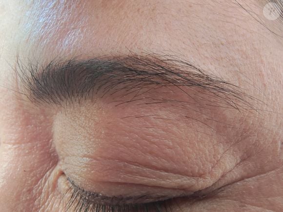 Técnica fio a fio com lápis ou sombra recria densidade natural e evita acabamento artificial nas sobrancelhas