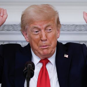 Com polarização crescente e decisões judiciais pendentes, o Tarot alerta para um período de tensão social e possíveis desestabilizações políticas para Trump