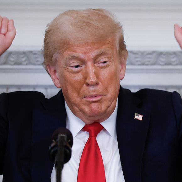 Com polarização crescente e decisões judiciais pendentes, o Tarot alerta para um período de tensão social e possíveis desestabilizações políticas para Trump