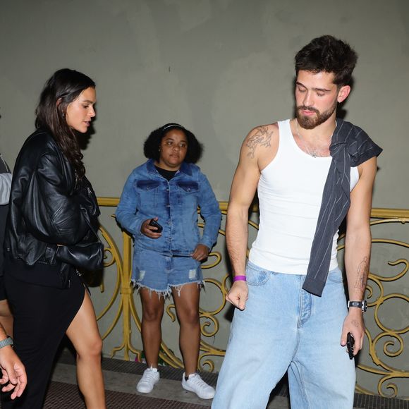 Bruna Marquezine precisou lidar com um contratempo ao deixar festa no centro histórico de São Paulo, na madrugada desta segunda-feira (15)