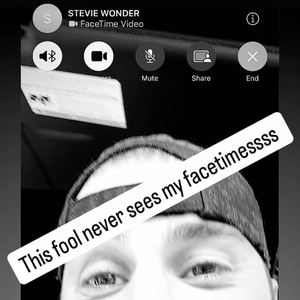 Justin Bieber divulgou uma captura de tela de si mesmo ligando Stevie Wonder no FaceTime com um comentário zoando a cegueira vitalícia do vencedor do seu amigo de longa data