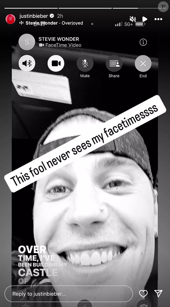 Justin Bieber divulgou uma captura de tela de si mesmo ligando Stevie Wonder no FaceTime com um comentário zoando a cegueira vitalícia do vencedor do seu amigo de longa data