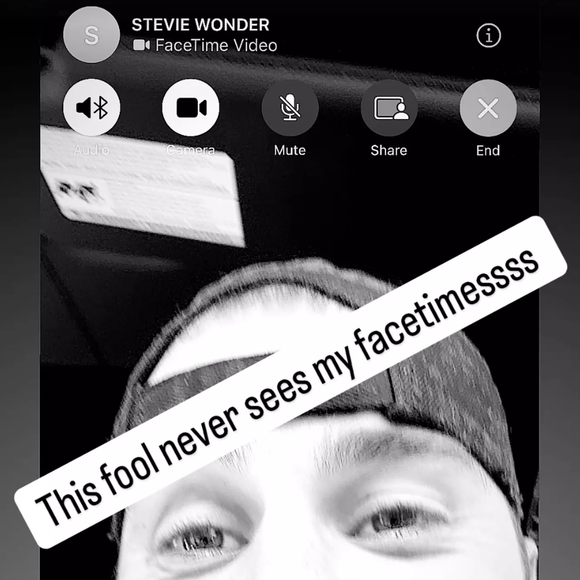 Justin Bieber divulgou uma captura de tela de si mesmo ligando Stevie Wonder no FaceTime com um comentário zoando a cegueira vitalícia do vencedor do seu amigo de longa data