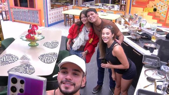 João Pedro está no Top 4 do 'BBB 25' com Vitória Strada, Renata, João Pedro e Guilherme
