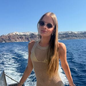 Em barco, Rafa aposta em look com transparência