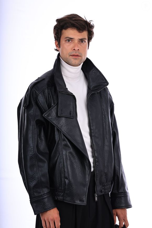 O ator Victor Sparapane interpreta Giovani em 'Icônica: De Faxineira à Fashionista', CEO da marca Icônica e um homem sofisticado que terá sua vida transformada após conhecer Jussara