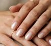 Unhas peroladas: As unhas peroladas seguem a proposta de uma manicure delicada, com acabamento luminoso e aparência sofisticada. A base branca leitosa ganha um brilho iridescente que reflete nuances suaves de rosa e champanhe, criando um efeito elegante para quem prefere esmaltes claros sem abrir mão de um toque cintilante