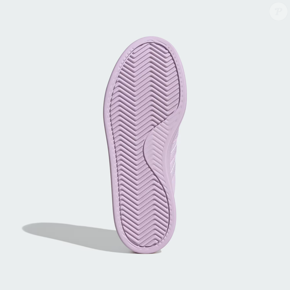 Do casual ao sofisticado, o Adidas Grand Court 2.0 incorpora o tom de ube e se adapta a diferentes estilos com facilidade