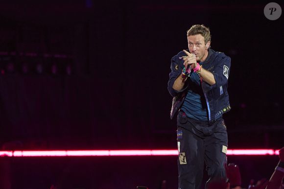 Chris Martin reage ao beijo no telão: 'Ou estão tendo um caso… ou são muito tímidos', disse o vocalista do Coldplay em tom bem-humorado