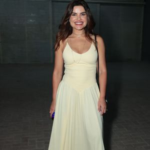 Vanessa Giácomo apostou na delicadeza e fluidez com um vestido longo amarelo-manteiga de alças finas e caimento leve. A peça, que traz um caimento suave no corpo, foi combinada com uma sandália rasteira de tiras brancas de bico quadrado. Para arrematar a produção minimalista, a atriz usou colares delicados e uma bolsa tiracolo preta