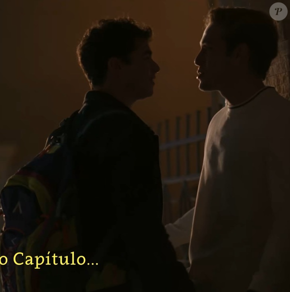 O casal Malipe, formado por Mau Mau e Felipe em ‘Quem Ama Cuida’, reacende uma questão que atravessa gerações de novelas: por que o beijo entre dois homens ainda provoca tanta discussão?