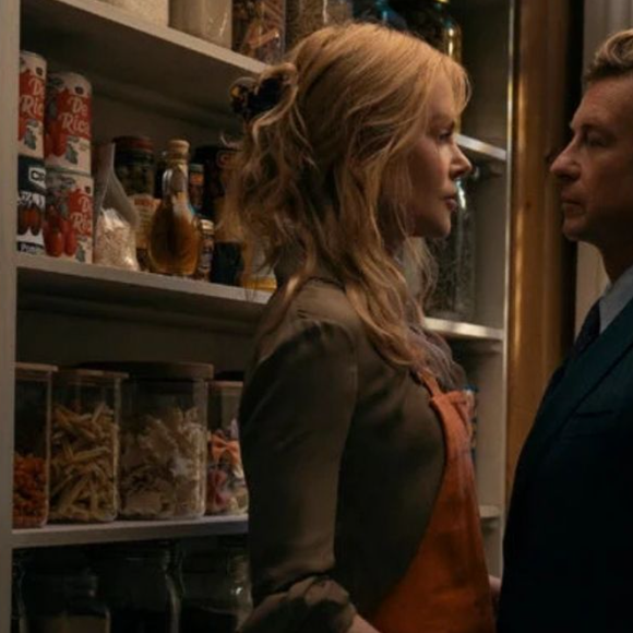 Hoje no Prime Video: a série 'Scarpetta' traz a personagem tentando desvendar os assassinatos em série e feminicídios que acontecem na trama, além de trazer a tona conflitos e dramas familiares