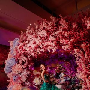 A mistura entre brilho no corpo e textura orgânica na saia trouxe profundidade ao look, deixando o visual poderoso, mas ainda delicado da ex-'Carinha de Anjo', Lorena Queiroz