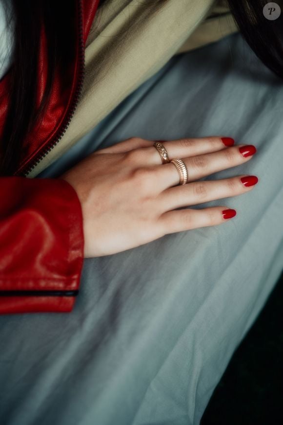 Vermelho clássico: O vermelho clássico dos anos 1990 volta a aparecer entre as apostas para as unhas na primavera, sem fundo alaranjado ou bordô e com brilho extra de top coat