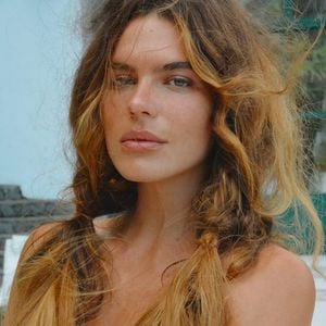 Na foto, inspirada na deusa Vênus, a ex-esposa de Cauã Reymond deixou os cabelos 'ao vento' e cobrindo os seios