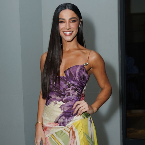 Sem Murilo Huff, Gabriela Versiani prestigiou o casamento de Eder Militão e Tainá Castro