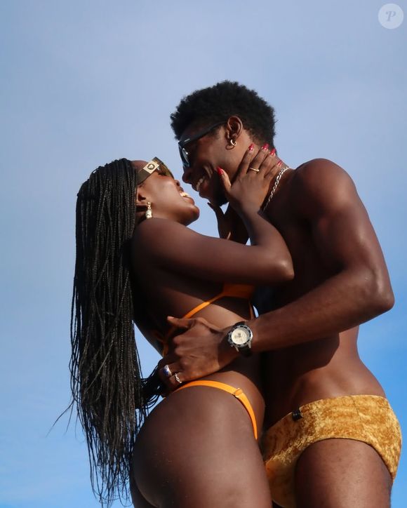 Protagonista de 'Dona de Mim', Clara Moneke namora o ator Breno Ferreira.