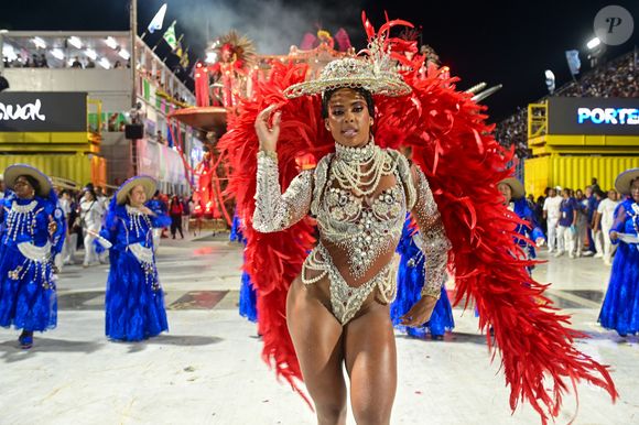 Carnaval 2026 da Portela: Marvvila desfilou como musa da azul e branca na madrugada de 16 de fevereiro de 2026
