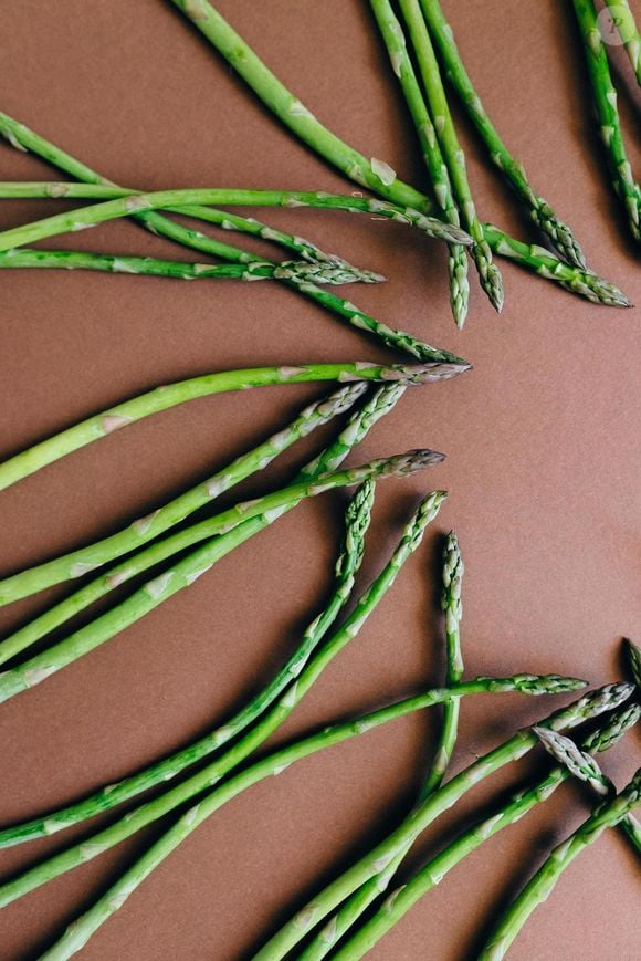 Já a presença de vitamina K nos aspargos contribui para a fixação do cálcio nos ossos, sendo essencial para a prevenção da osteoporose