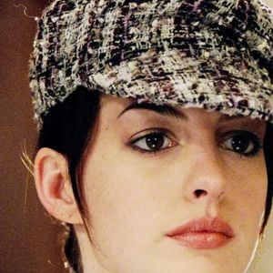 Anne Hathaway encerra o arco de Andy Sachs com a possibilidade de um conflito direto com Miranda Priestly, conectando passado e presente da franquia