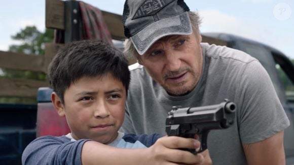 Dirigido por Robert Lorenz, 'Na Mira do Perigo' acompanha a jornada de um ex-fuzileiro que decide proteger um garoto perseguido por um cartel mexicano