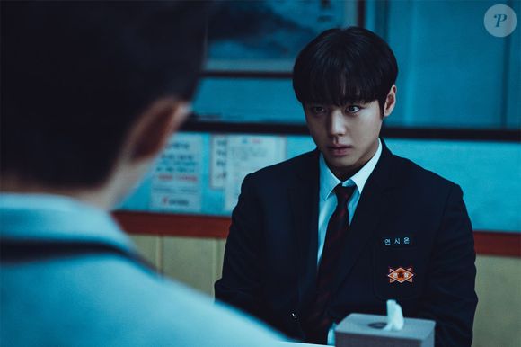 'Classe dos Heróis Fracos 2' conta a história de Yeon Si-eun, um estudante brilhante que usa sua inteligência para escapar do bullying