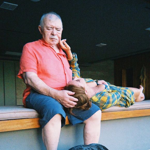 O pai de Paolla Oliveira está com demência lobo frontal, doença que também acomete Bruce Willis