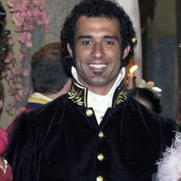 Marcos Pasquim foi o divertido Dom Pedro I na minissérie O Quinto dos Infernos, ao lado de Luana Piovani e Claudia Abreu