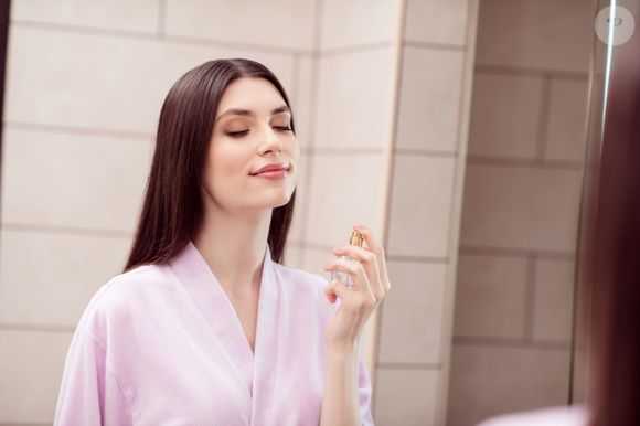 Perfumes mais amadeirados estão disponíveis no mercado tanto em opções nacionais, como internacionais, para mulheres vaidosas ficarem agora mesmo com cheiro de rica.