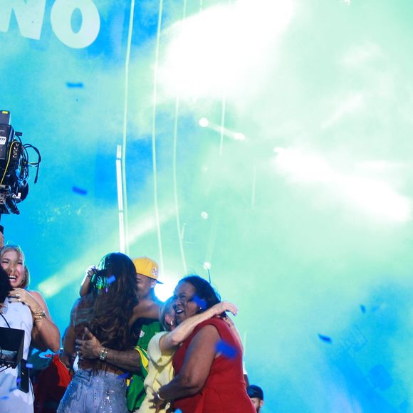 Internautas lamentaram que Léo Santana e Lore Improta sequer conseguiram se abraçar após a revelação