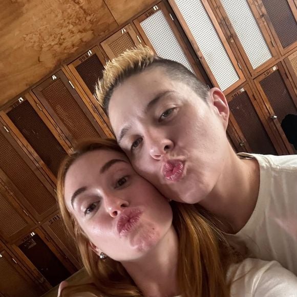 Marina Ruy Barbosa como Suzane ao lado de Sandrão, interpretada pela atriz Letícia Rodrigues