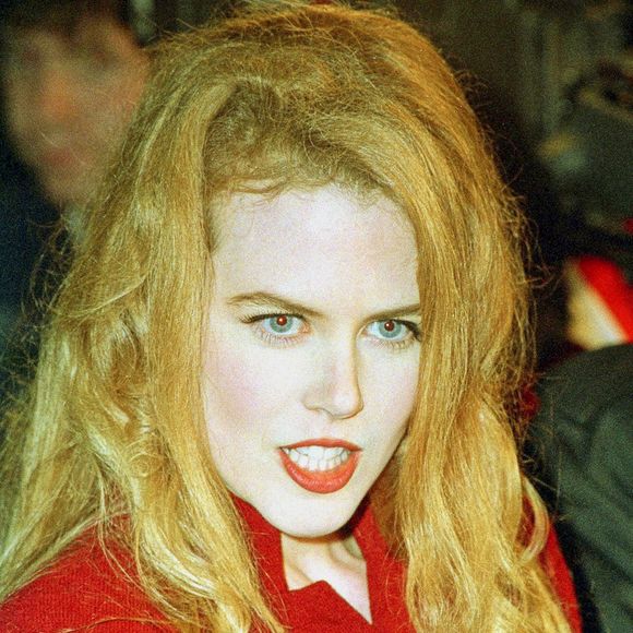 1990: Nicole Kidman já flertava com o loiro claro e o cabelo alisado em eventos