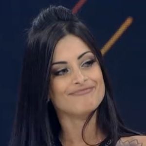 Aline Campos fez sua estreia na carreira artística ainda como Aline Riscado, em 2011