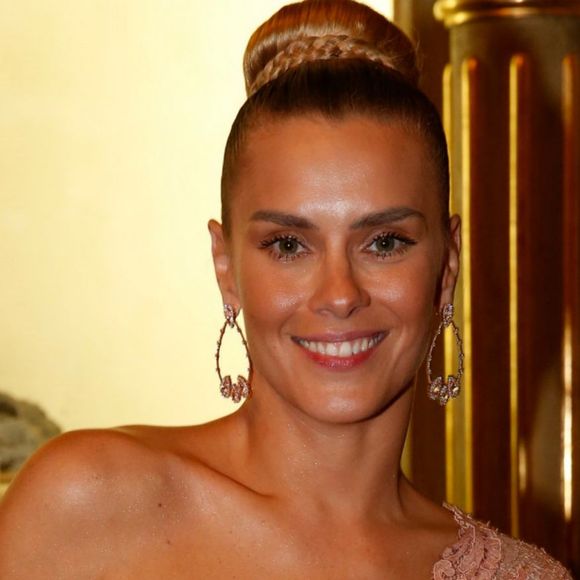 Madrinha do casamento de Preta Gil, Carolina Dieckmann usou vestido rosa antigo assinado por Lethicia Bronstein e joias Emar Batalha. O bracelete de ouro 18k era trabalhado com safira, turmalina e diamantes