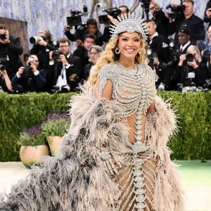 Capa dramática, vestido brilhante e salto poderoso: Beyoncé entregou um dos looks mais comentados do Met Gala 2026