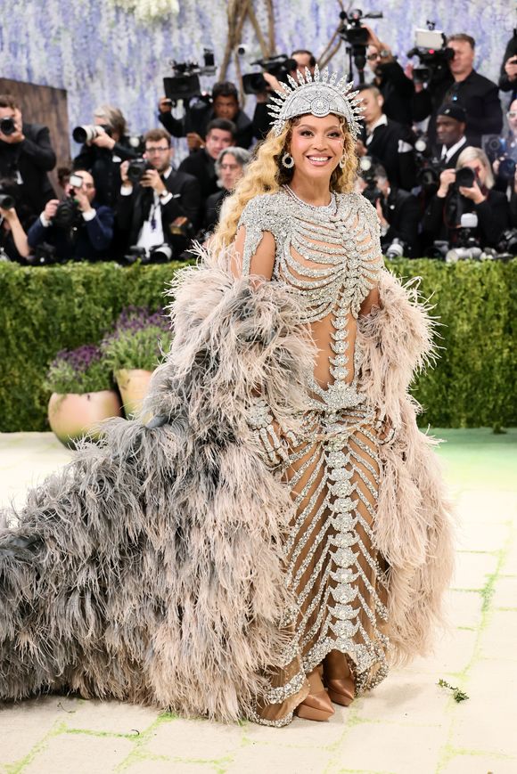 Capa dramática, vestido brilhante e salto poderoso: Beyoncé entregou um dos looks mais comentados do Met Gala 2026