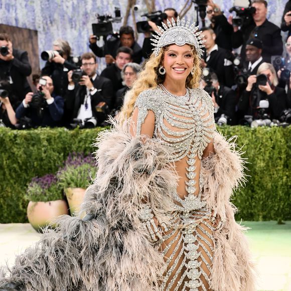 Capa dramática, vestido brilhante e salto poderoso: Beyoncé entregou um dos looks mais comentados do Met Gala 2026