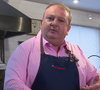 A receita é simples: derreta a manteiga e chocolate enquanto bate todos os outros ingredientes em um bowl, e depois misture tudo