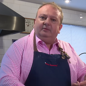 A receita é simples: derreta a manteiga e chocolate enquanto bate todos os outros ingredientes em um bowl, e depois misture tudo