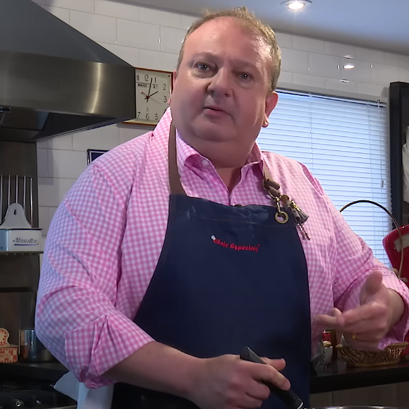A receita é simples: derreta a manteiga e chocolate enquanto bate todos os outros ingredientes em um bowl, e depois misture tudo