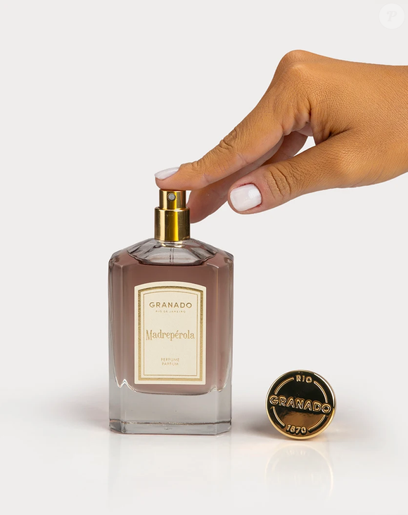 A construção olfativa, Madrepérola (Granado), mistura pimenta preta, olíbano e limão na abertura, evolui para um coração floral com tuberosa, flor de laranjeira e ylang-ylang, e finaliza com sândalo, musk e tonka, criando um rastro sofisticado e envolvente