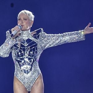 Xuxa vem sendo criticada pela ousadia do figurino