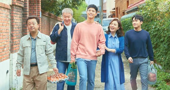 'Passarela dos Sonhos': três jovens enfrentam os desafios do mundo da moda e do entretenimento enquanto lidam com pressão familiar, desigualdade e a busca pelos próprios sonhos