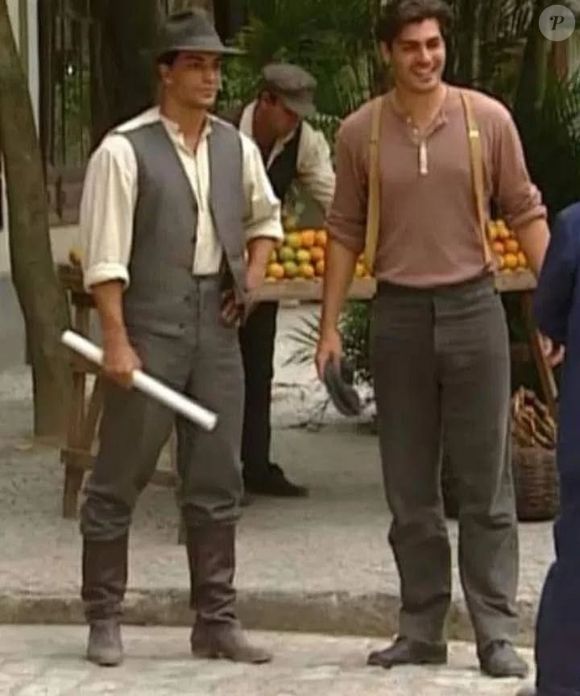 Novela 'Terra Nostra' foi o primeiro trabalho no Brasil de Fábio Dias: ator em foto com Thiago Lacerda trabalhou como modelo e viveu no exterior por seis anos