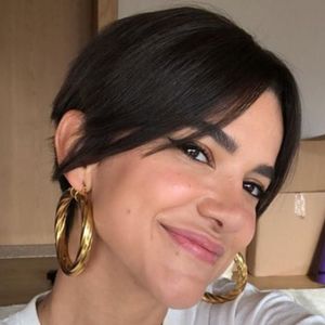 Após Manu Gavassi exibir cabelo natural cacheado na web, cantora chama atenção de Bruna Marquezine: 'Está…'. Veja foto!